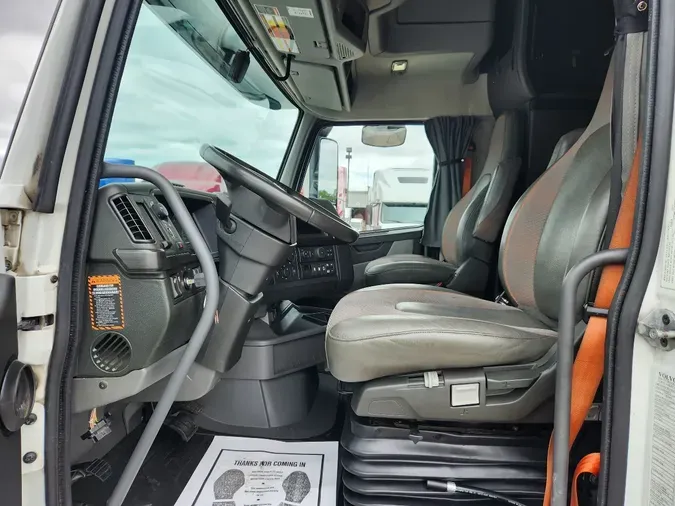 2023 VOLVO VNL64T860