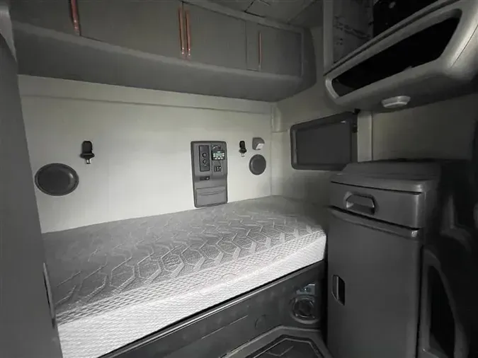 2021 VOLVO VNL740