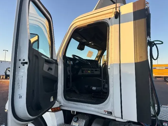 2020 Freightliner T12664ST