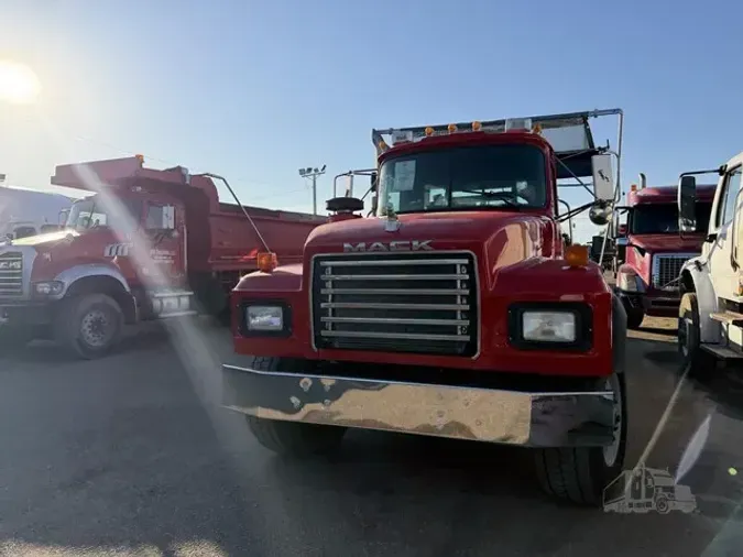2001 MACK RD688S
