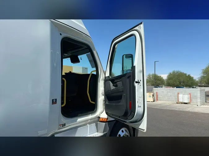 2023 Freightliner Cascadia 126