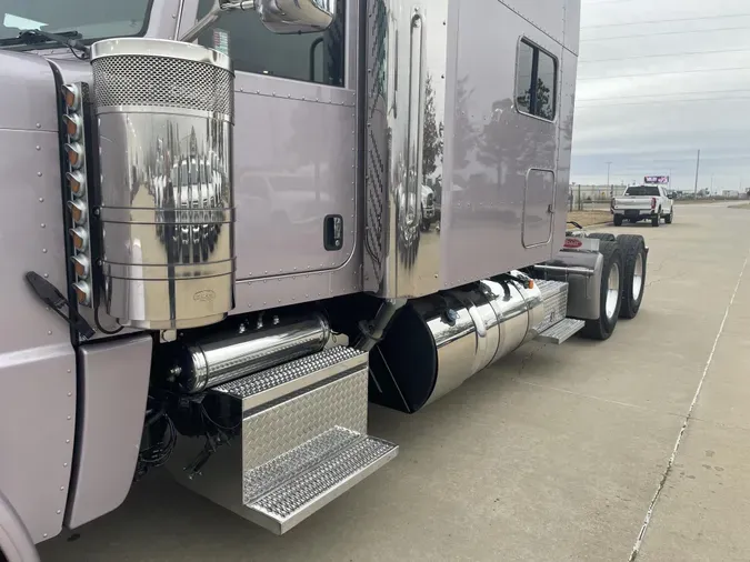 2023 Peterbilt 389