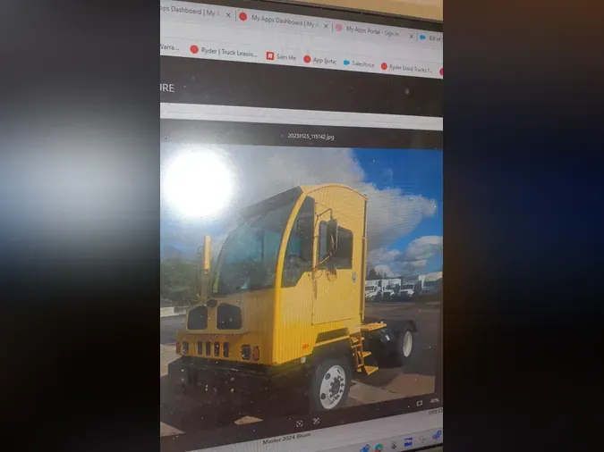 2021 AUTOCAR YARD TRACTOR90406213b7d18218a0b34b3ec7705926