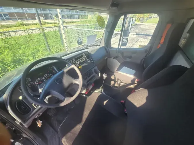 2016 FREIGHTLINER M2 106
