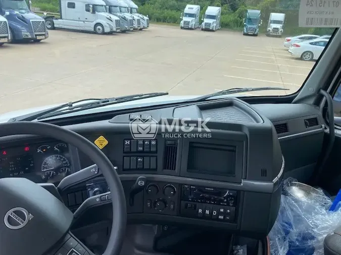 2025 VOLVO VNL64T300