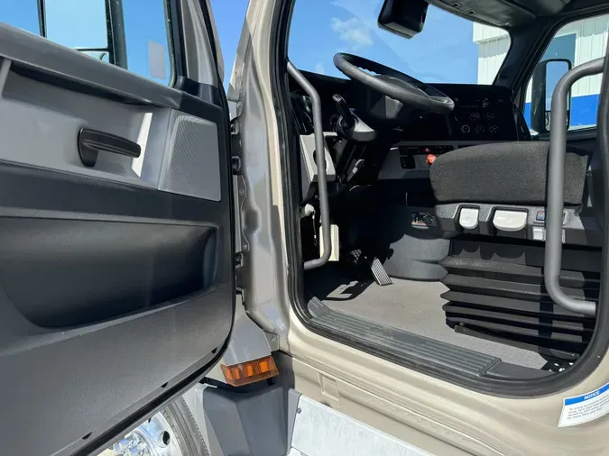 2021 Freightliner Cascadia 126