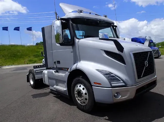 2025 VOLVO VNR42T300