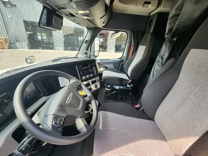 2021 FREIGHTLINER Cascadia 126