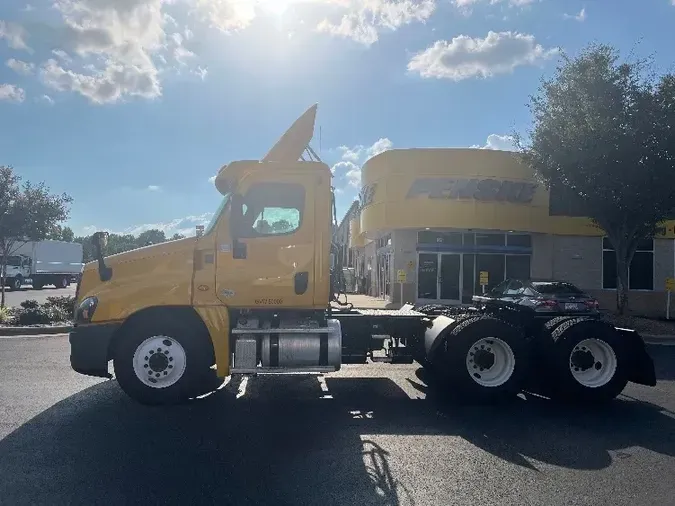 2016 Freightliner X12564ST