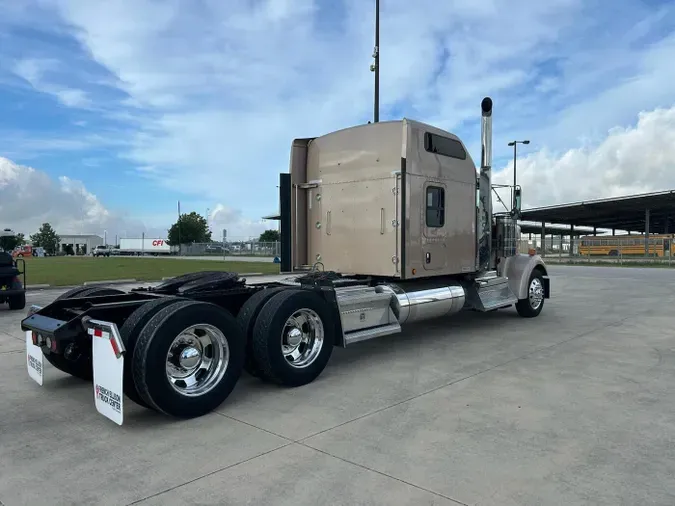 2022 Kenworth W900L