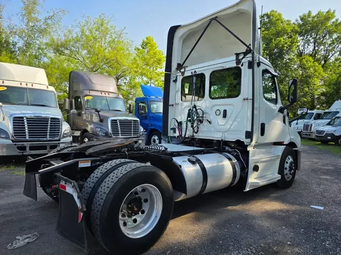 2019 FREIGHTLINER NEW CASCADIA 116