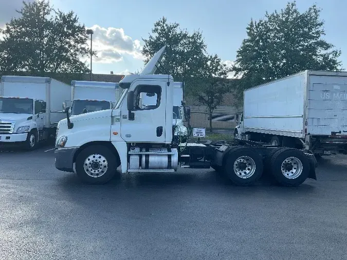 2016 Freightliner X12564ST