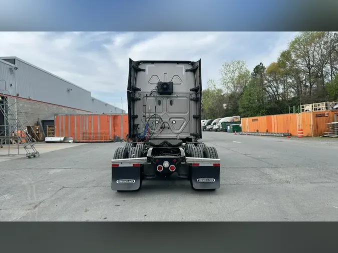 2022 Freightliner Cascadia 126