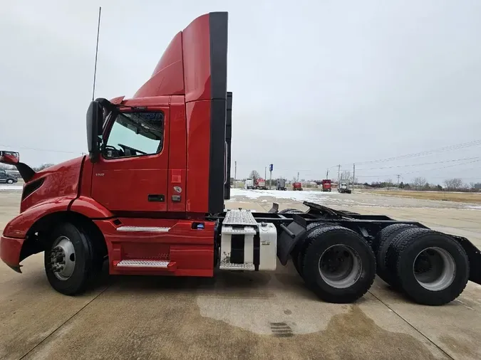 2022 VOLVO VNR64T300