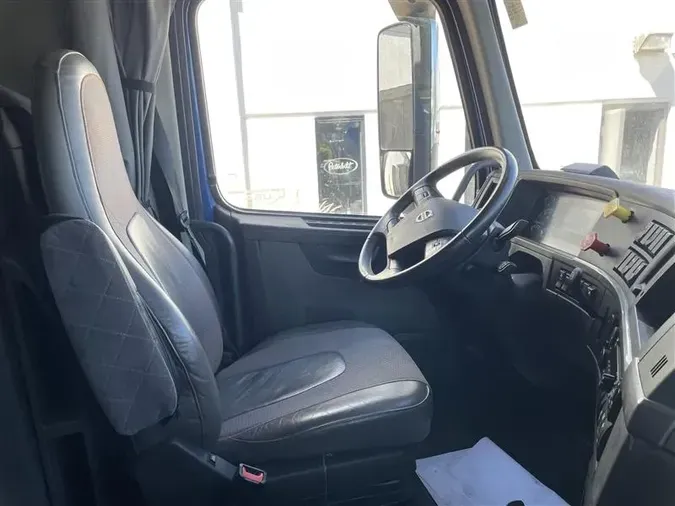 2019 VOLVO VNL760