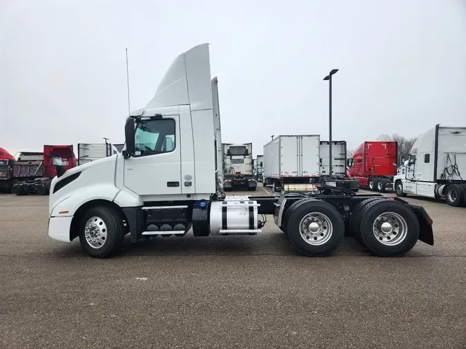 2023 VOLVO VNL64T300