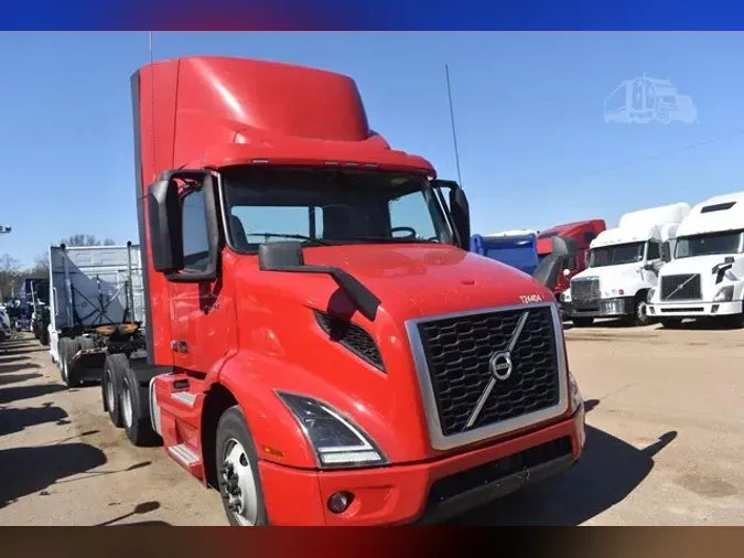 2020 VOLVO VNR64T300