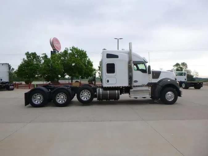 2021 Kenworth W990