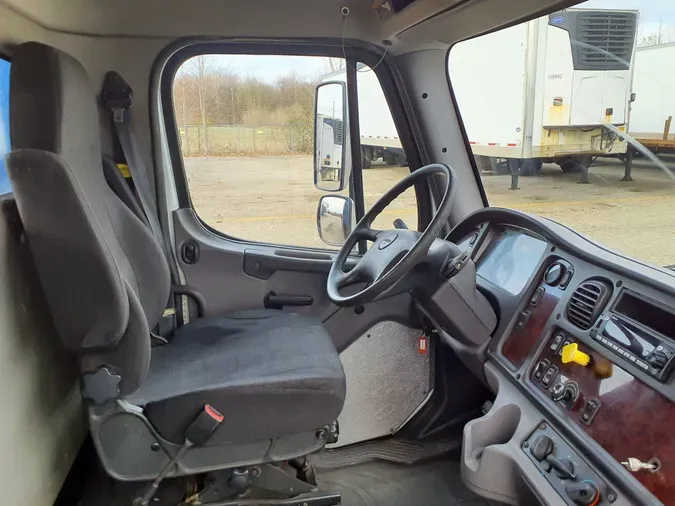 2015 FREIGHTLINER/MERCEDES M2 106