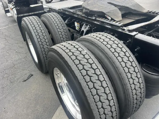 2023 Peterbilt 389