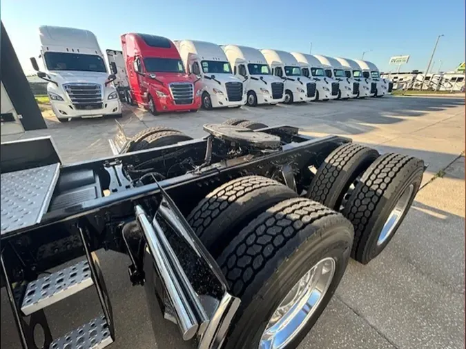 2020 Freightliner Cascadia 126