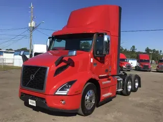 2020 VOLVO VNR300