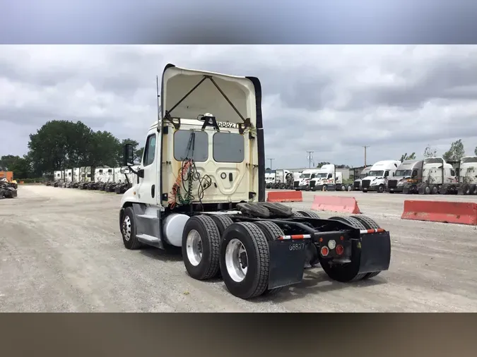 2019 Freightliner Cascadia 125910f1538e55e64f1b0f13b7459015218