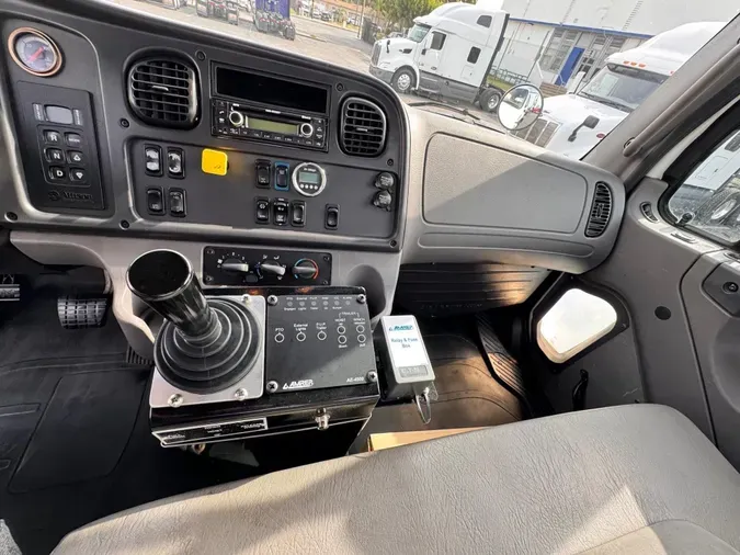2018 Freightliner Business Class M2 106