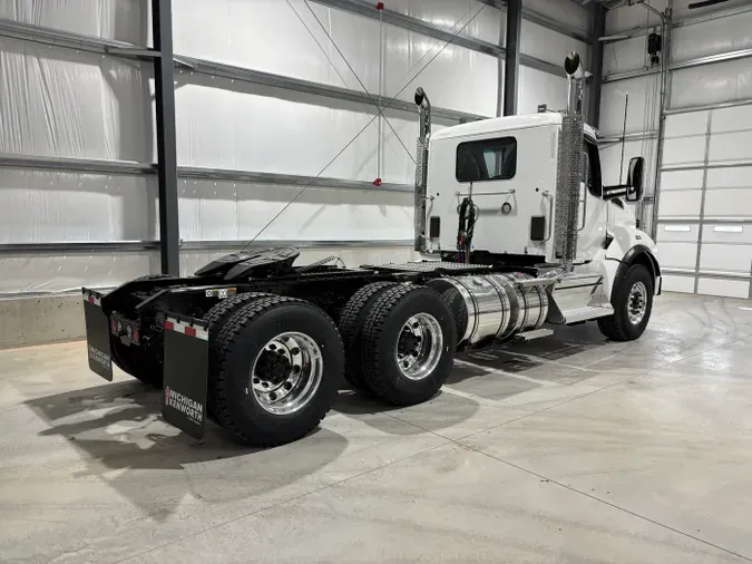 2027 Kenworth T880