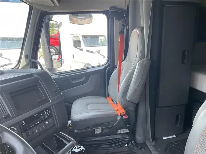 2021 VOLVO VNL760