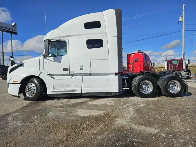 2022 VOLVO VNL64T760