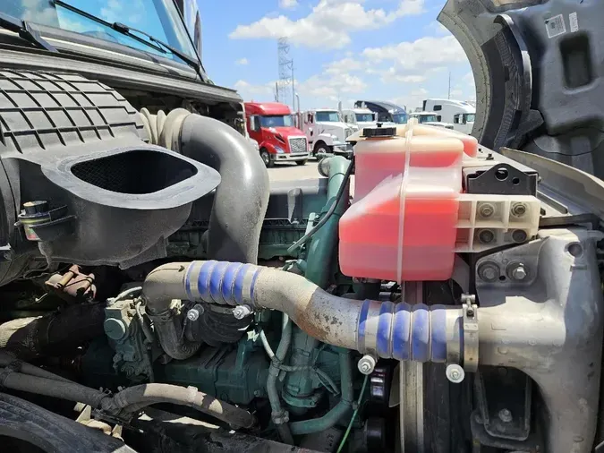 2020 VOLVO VNL64T760