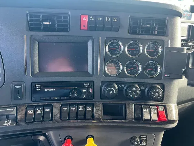 2023 Kenworth W990