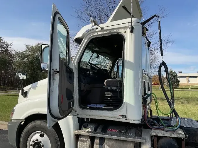 2017 Freightliner X12564ST