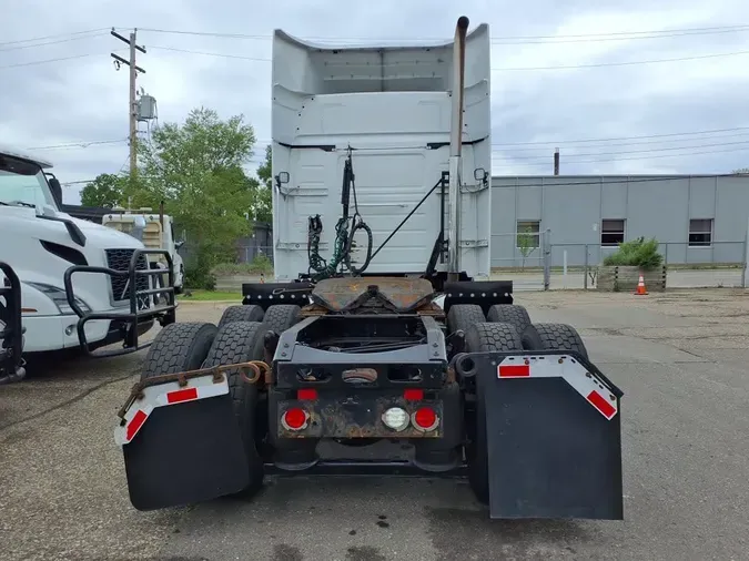 2020 VOLVO VNR64T-640