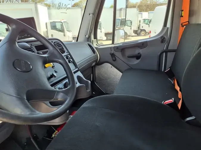 2018 FREIGHTLINER M2 106
