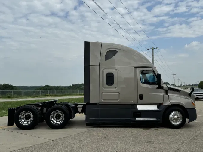 2022 FREIGHTLINER Cascadia 126