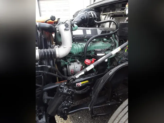 2020 VOLVO VNL64T-760