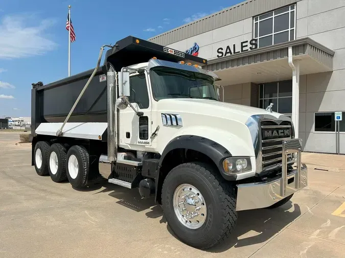 2016 MACK GU713