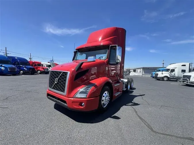 2020 VOLVO VNR300