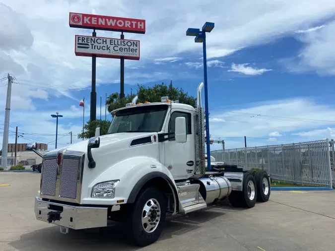 2025 Kenworth T880