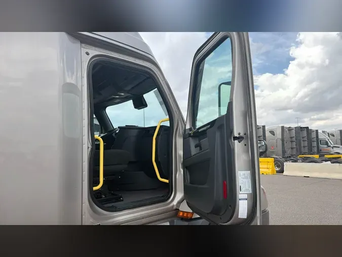 2025 Freightliner Cascadia 1269194a39e19240a82ac22af2aec770e9e