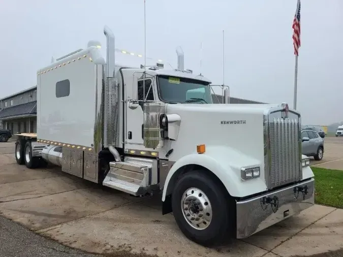 2025 Kenworth W900L