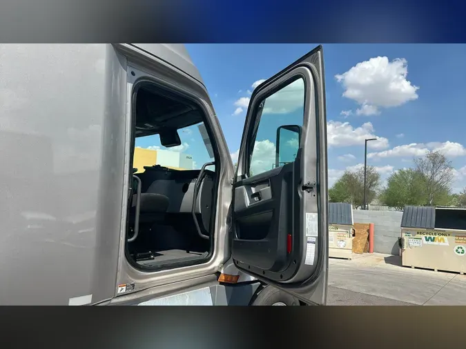 2021 Freightliner Cascadia 126