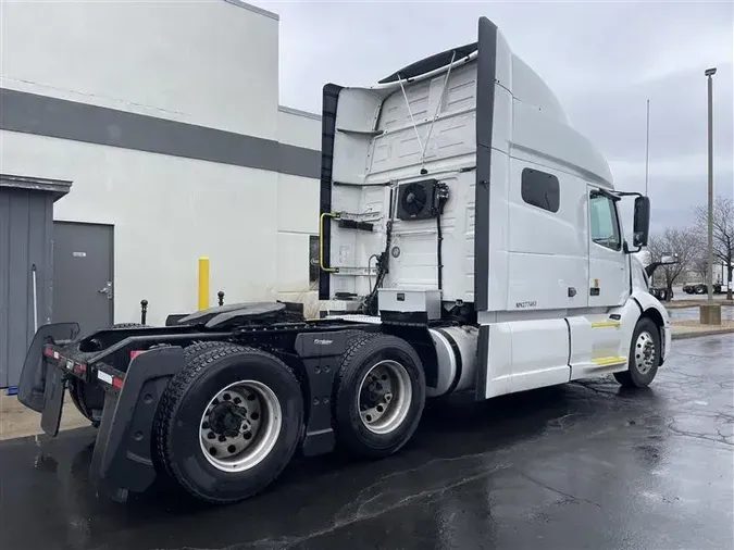 2021 VOLVO VNL740