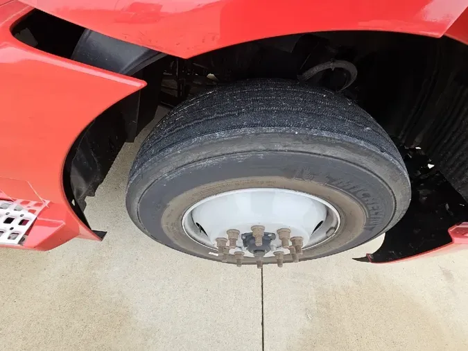 2022 VOLVO VNR64T300