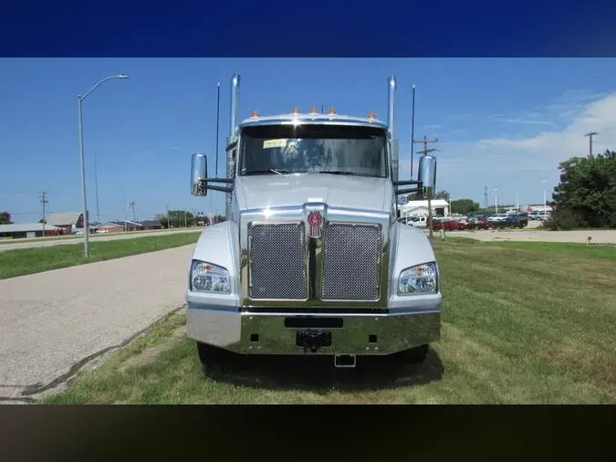 2025 Kenworth T880