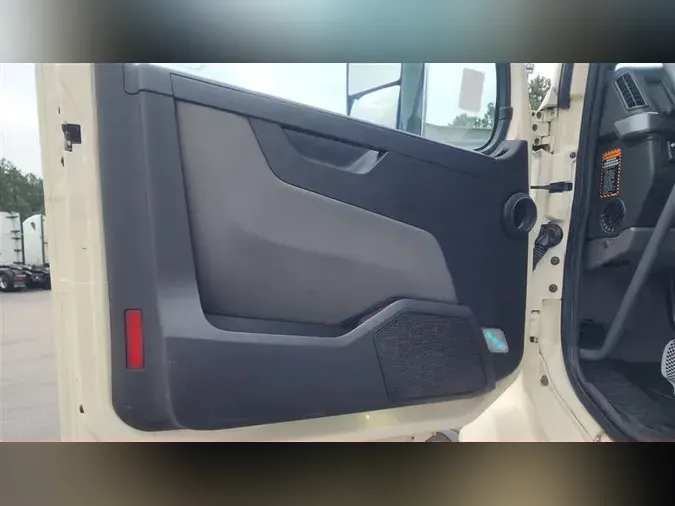 2020 VOLVO VNL300