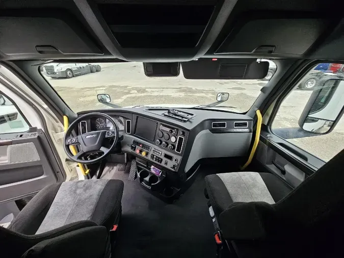 2021 FREIGHTLINER CASCADIA CA126