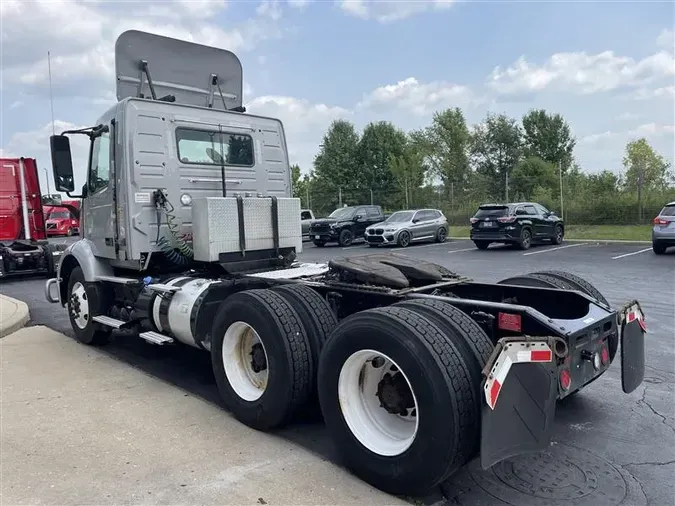 2019 VOLVO VNR64T300